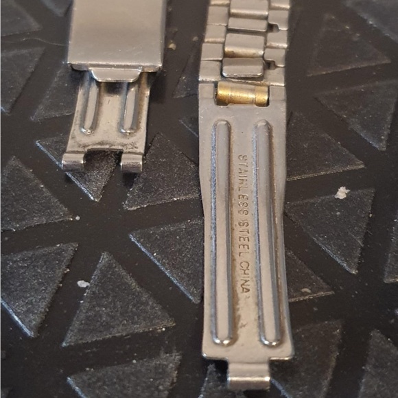 🦋10/$20🦋 Milan MLN777 Silver/Goldtone Stainless Steel Women's Watch w/Date - Picture 3 of 5